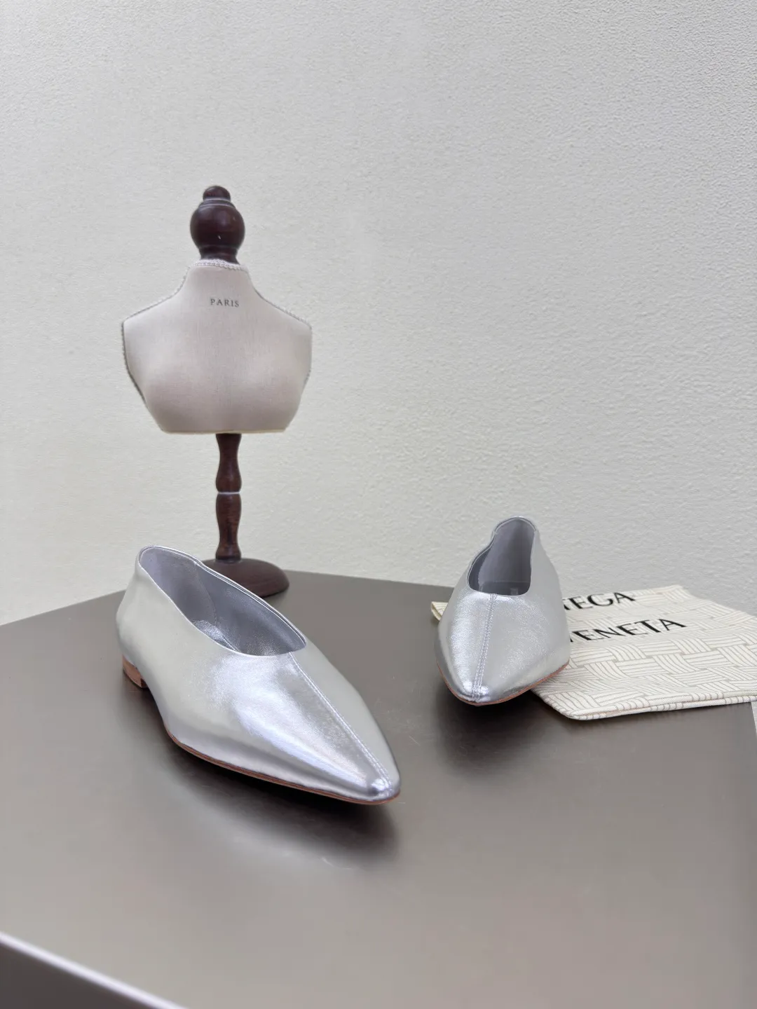 👟👟Ex-factory price 640👟👟 BV women's Sofia ballet shoes leather ballet shoes silver family elements woven series high version small round toe essential for commuting BV early autumn series are so beautiful💯 The use of elegant materials in shoes is intellectual, elegant and capable, full of high-end sense✅The design is beautiful~~ The fabric is made of original consistent lambskin and the shaping technology pursues the perfection of the internal process✅ Heel The foot pads are made of lambskin, never sloppy 🆚Original💯 Outsole technology Brand classic The new season uses Italian genuine leather outsole with clear dyeing technology and rubber square technology 💯 Comfortable and high-end flat design makes travel more comfortable and confident 35 36 37 38 39 40 41 42 (40 41 42 customized code number) Equipped with original packaging Hot glue process logo cloth bag